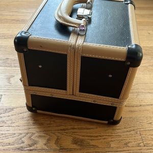 Makeup case organizer